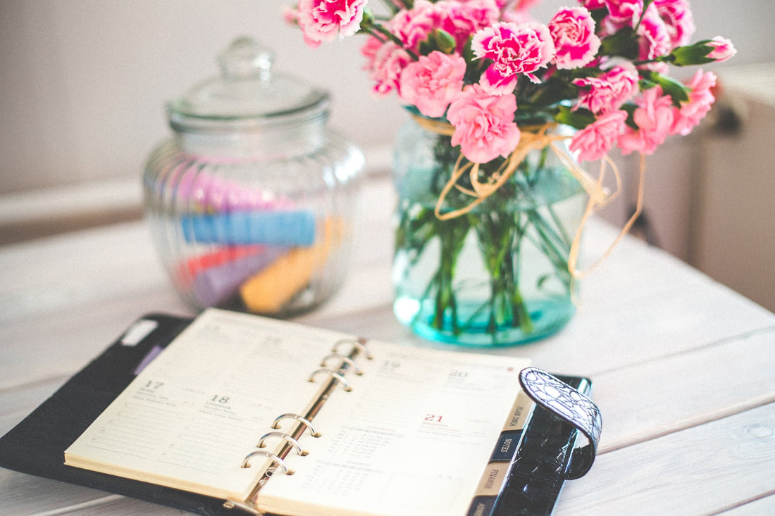 Cuaderno y flores