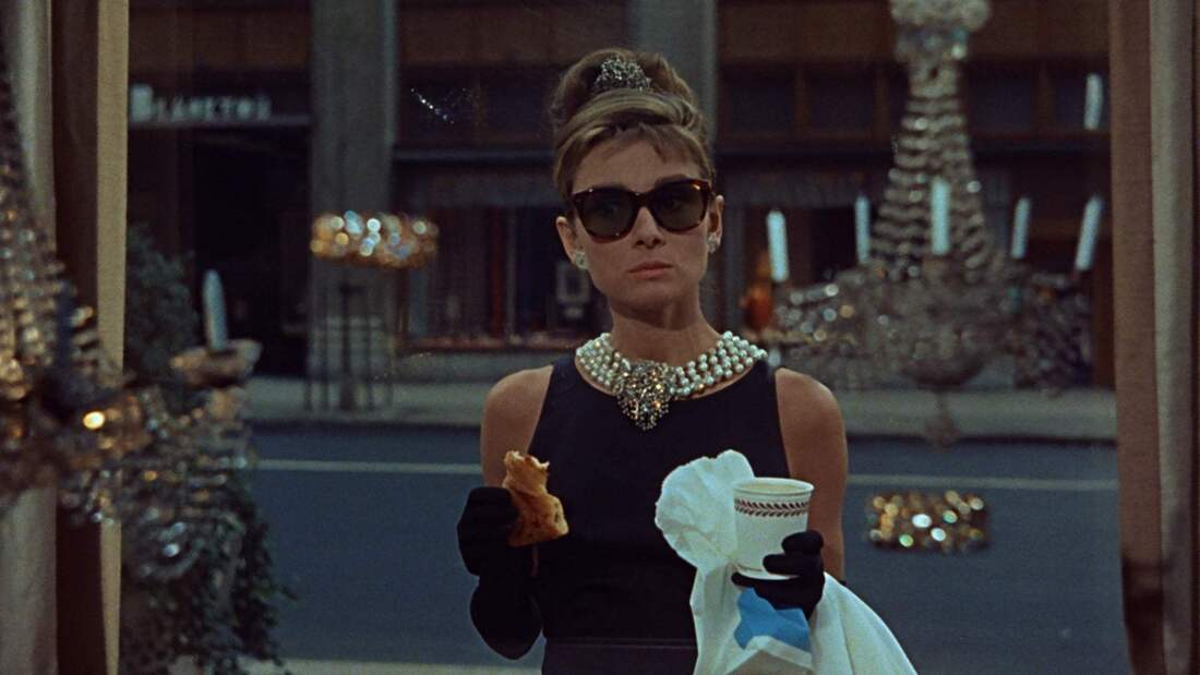 Breakfast at Tiffany's escena de principio, vestido negro, audrey hepburn